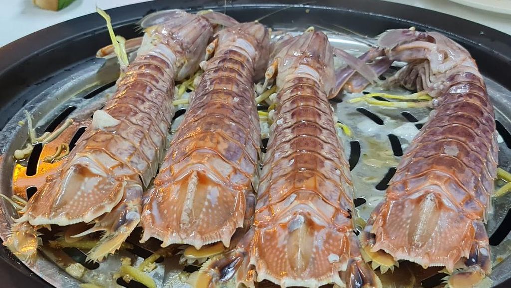 Protes Makan Seafood Ditagih Rp 2,4 Juta dan Beli 2 Tusuk Sate Buntel Rp 90 Ribu