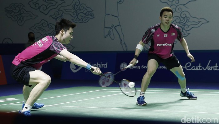 Pasangan Malaysia Aaron Chia/Soh Wooi Yik sukses mengalahkan wakil Belanda Ruben Jille/Ties Van Der Lecq dalam duel ketat 21-17, 16-21, 21-6.