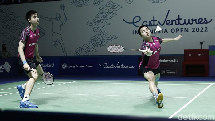 Pasangan Malaysia Aaron Chia/Soh Wooi Yik sukses mengalahkan wakil Belanda Ruben Jille/Ties Van Der Lecq dalam duel ketat 21-17, 16-21, 21-6.