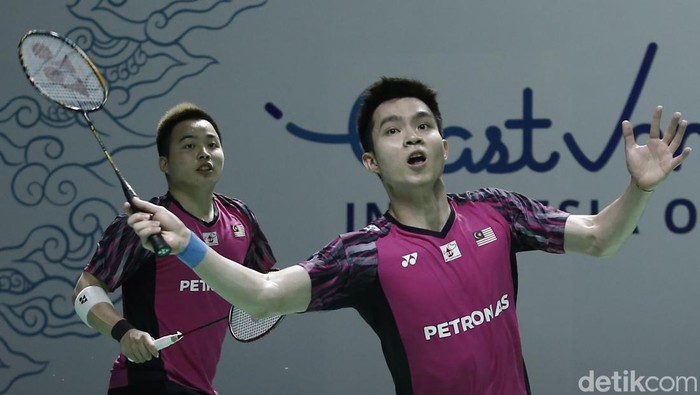 Aaron Chia/Soh Wooi Yik Sisihkan Wakil Belanda Pasangan Malaysia Aaron Chia/Soh Wooi Yik sukses mengalahkan wakil Belanda Ruben Jille/Ties Van Der Lecq dalam duel ketat 21-17, 16-21, 21-6.