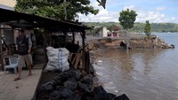 Bencana abrasi mengikis bibir pantai sepanjang kurang lebih 75 meter yang terjadi pada Rabu (15/6) petang.  