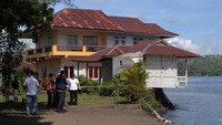 Evakuasi dilakukan untuk mengantisipasi adanya potensi korban jiwa bila terjadi abrasi susulan.  