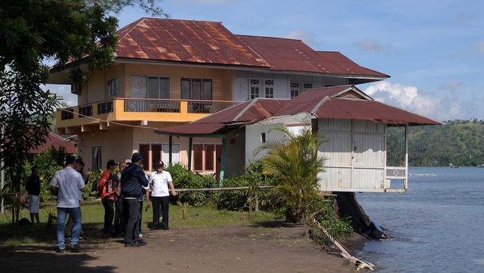 ABRASI PESISIR PANTAI AMURANG Sejumlah warga melihat lokasi terdampak abrasi di pesisir pantai di Amurang, Minahasa Selatan, Sulawesi Utara, Kamis (16/6/2022). Bencana abrasi pantai sepanjang kurang lebih 75 meter yang terjadi pada Rabu (15/6) petang tersebut, menghanyutkan setidaknya 25 rumah warga, sejumlah resor dan hotel, memutus ruas jalan raya, merubuhkan infrastruktur jembatan serta merusak sejumlah fasilitas umum. ANTARA FOTO/Adwit B Pramono/wsj.