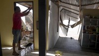 Abrasi air laut sepanjang 75 meter di Kelurahan Bitung ini membuat warga kehilangan tempat tinggal akibat rumah-rumah mereka hanyut di laut.  