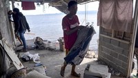 Tidak ada korban jiwa dalam peristiwa ini. Bayi berusia 7 bulan nyaris menjadi korban bersama ibunya lantaran rumahnya tinggal hanya berjarak setengah meter dari pinggiran tanah yang terkikis akibat abrasi.  