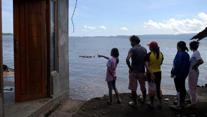 ABRASI PESISIR PANTAI AMURANG Sejumlah warga melihat lokasi terdampak abrasi di pesisir pantai di Amurang, Minahasa Selatan, Sulawesi Utara, Kamis (16/6/2022). Bencana abrasi pantai sepanjang kurang lebih 75 meter yang terjadi pada Rabu (15/6) petang tersebut, menghanyutkan setidaknya 25 rumah warga, sejumlah resor dan hotel, memutus ruas jalan raya, merubuhkan infrastruktur jembatan serta merusak sejumlah fasilitas umum. ANTARA FOTO/Adwit B Pramono/wsj.