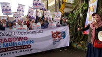 Relawan yang terdiri dari komunitas angkot, komunitas satu aspal, dan komunitas perempuan hebat untuk Prabowo-Gus Muhaimin maju dalam Pemilihan Presiden (Pilpres) 2024 menggelar deklarasinya di Gelanggang Cisaat, Kabupaten Sukabumi Kamis, 16 Juni 2022.