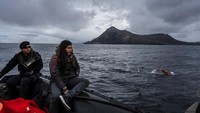 Perenang air es Chili Barbara Hernandez berenang di antara Samudra Pasifik dan Atlantik di Cape Horn di Punta Arenas, (27/2/2022). 