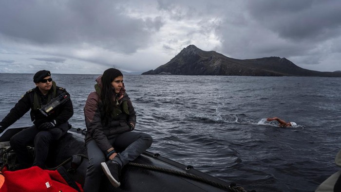 Chilean icy water swimmer Barbara Hernandez, is pictured swimming between the Pacific and Atlantic Oceans at Cape Horn in Punta Arenas , Chile, February 27, 2022 Picture taken February 27, 2022. Fotoaustral/Handout via REUTERS   ATTENTION EDITORS - THIS IMAGE HAS BEEN SUPPLIED BY A THIRD PARTY.