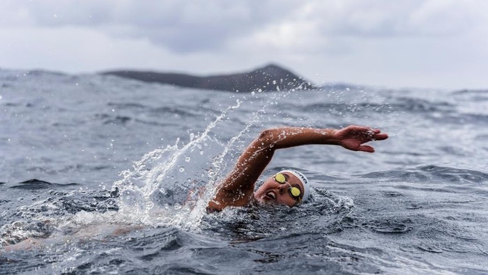 Chilean icy water swimmer Barbara Hernandez, is pictured swimming between the Pacific and Atlantic Oceans at Cape Horn in Punta Arenas , Chile, February 27, 2022 Picture taken February 27, 2022. Fotoaustral/Handout via REUTERS   ATTENTION EDITORS - THIS IMAGE HAS BEEN SUPPLIED BY A THIRD PARTY.