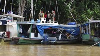 Jurnalis bernama Dom Phillips itu hilang bersama seorang ahli suku pedalaman, Bruno Araujo Pereira, saat dalam perjalanan di Desa Javari pada 5 Juni lalu. Mereka terakhir kali terlihat di Sao Rafael, kawasan di Amazonas yang berjarak dua jam perjalanan kapal dari Atalaia do Norte.  