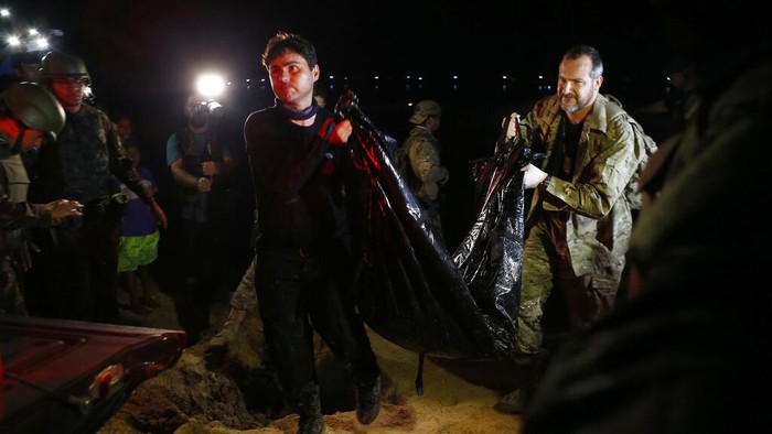 Akui Bunuh Jurnalis yang Hilang di Amazon, Tersangka Ungkap Lokasi Kuburan Federal police officers arrive at the pier with recovered human remains found during a search for Indigenous expert Bruno Pereira of Brazil and freelance reporter Dom Phillips of Britain, in Atalaia do Norte, Amazonas state, Brazil, Wednesday, June 15, 2022. A federal police investigator said a suspect confessed to fatally shooting Pereira and Phillips in a remote part of the Amazon and took officers to where the bodies were buried. (AP Photo/Edmar Barros)