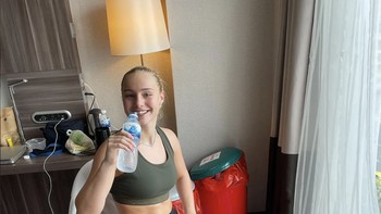 Saat dia menginap di sebuah hotel ketika mengikuti turnamen. Ia keliling dunia untuk berlaga seperti halnya pemain badminton kelas atas lainnya. Foto: Instagram