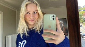 Ia juga kerap membagikan foto selfie dengan iPhone kesayangan. Foto: Instagram