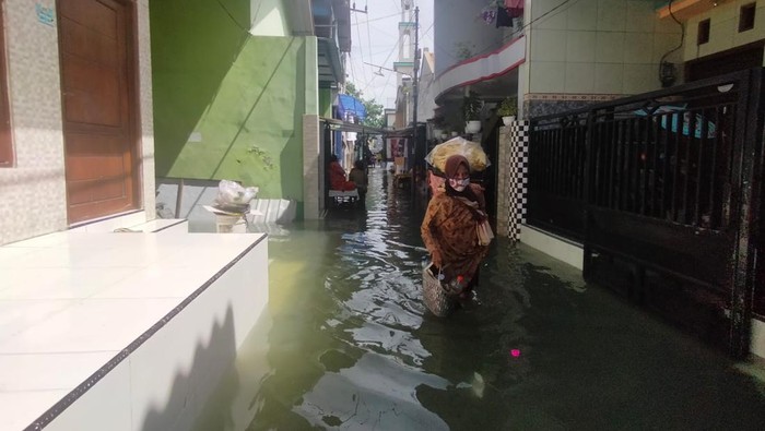 anjir rob terjadi pada sejumlah titik di pesisir Kota Surabaya. Salah satunya adalah kawasan Krembangan.