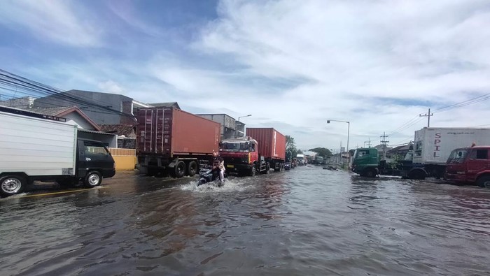 anjir rob terjadi pada sejumlah titik di pesisir Kota Surabaya. Salah satunya adalah kawasan Krembangan.