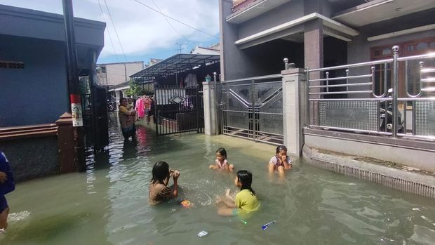 anjir rob terjadi pada sejumlah titik di pesisir Kota Surabaya. Salah satunya adalah kawasan Krembangan.