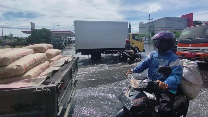 anjir rob terjadi pada sejumlah titik di pesisir Kota Surabaya. Salah satunya adalah kawasan Krembangan.