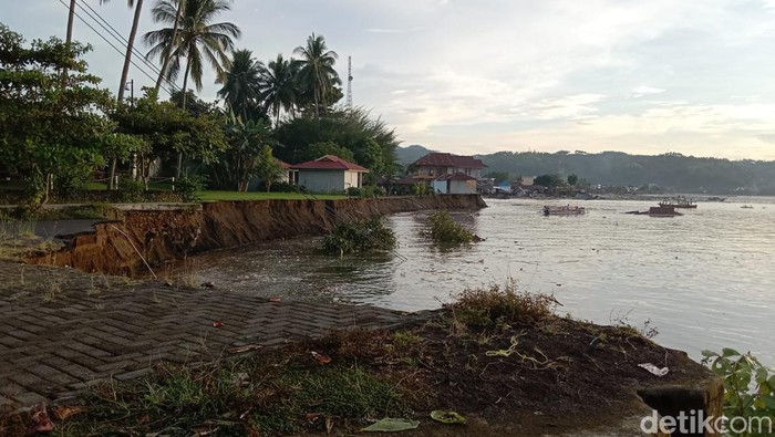 Apa yang dimaksud dengan abrasi? Abrasi air laut di Pantai Amurang menerjang wilayah Minahasa Selatan, Sulawesi Selatan.