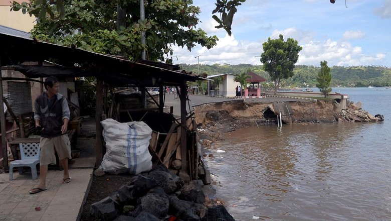 Apa yang Dimaksud dengan Abrasi? Simak Pengertian dan Penyebabnya Apa yang dimaksud dengan abrasi? Abrasi air laut di Pantai Amurang menerjang wilayah Minahasa Selatan, Sulawesi Selatan.