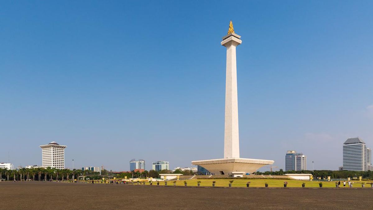 Area Monas Dibersihkan Jelang Peringatan HUT RI ke-79