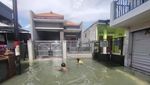 Anak-anak Krembangan Surabaya Asyik Main Air di Tengah Banjir Rob