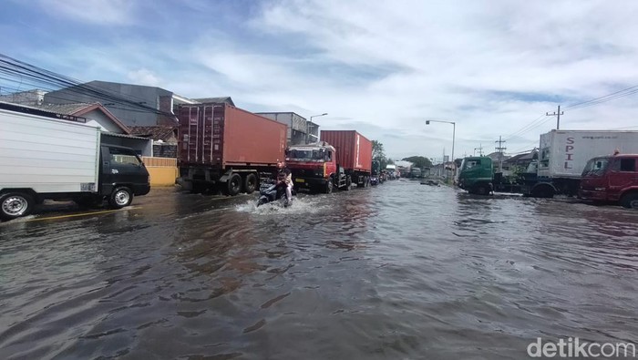 Anakanak Krembangan Surabaya Asyik Main Air di Tengah Banjir Rob