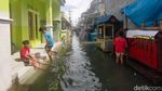 Anak-anak Krembangan Surabaya Asyik Main Air di Tengah Banjir Rob