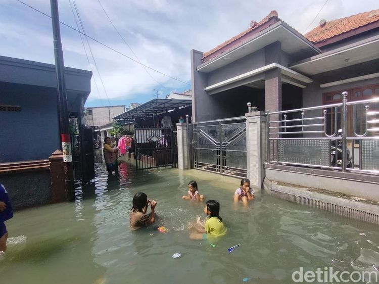 Anak-anak Krembangan Surabaya Asyik Main Air di Tengah Banjir Rob
