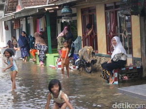 Banjir Rob Terjang Gresik, Ratusan Rumah di 5 Kecamatan Terendam Air Laut