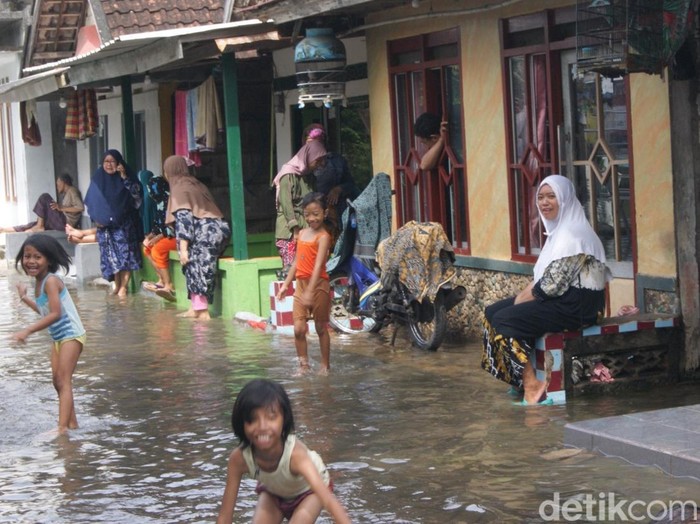 Banjir rob rendam rumah warga di Gresik
