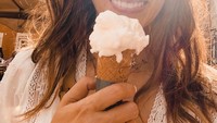 Terakhir ada juga momen Bianca Adinegoro saat menikmati es krim. Es krimnya disajikan dengan cone yang renyah dan manis. Foto: Instagram @bianca.alinda