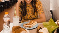 Momen kulinernya ini juga terlihat seperti anak remaja. Menikmati nasi bungkus dan roti panggang sebagai menu penutupnya. Foto: Instagram @bianca.alinda