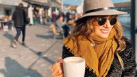 Ada banyak momen ngopinya yang dibagikan di Instagramnya. Salah satunya saat liburan ke luar negeri, begini gaya Bianca Adinegoro ketika menikmati kopi. Foto: Instagram @bianca.alinda