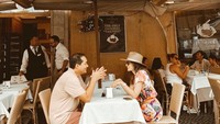 Ada juga momennya bersama suami, Muhammad Lutfi saat kulineran bareng. Mereka mampir ke sebuah kafe ketika liburan di luar negeri. Foto: Instagram @bianca.alinda