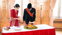 Menghadiri sebuah acara resmi bersama sang suami, begini momen Bianca Adinegoro dan Muhammad Lutfi saat memotong tumpeng sebagai simbol. Foto: Instagram @bianca.alinda