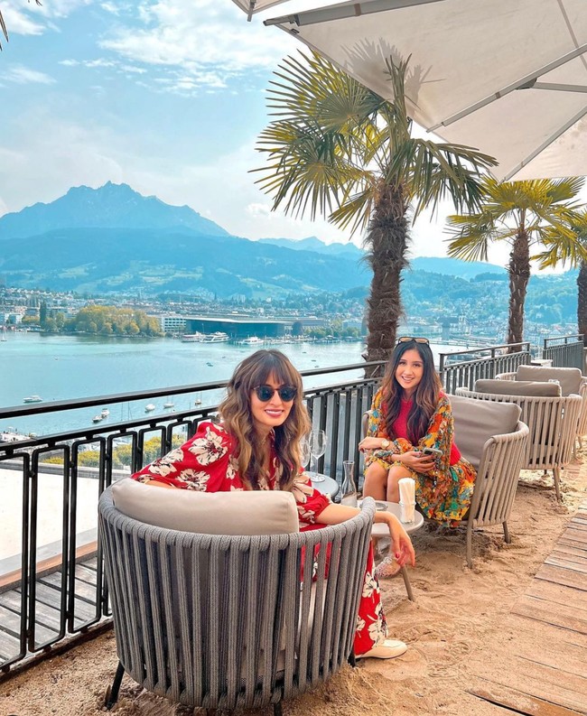 Setelah menikah dengan Lutfi, Bianca Adinegoro dikaruniai seorang putri cantik bernama Nanda Devi Lutfi. Walaupun kini sudah berusia 52 tahun, namun penampilannya masih terlihat awet muda dan cantik. Foto: Instagram/@bianca.alinda