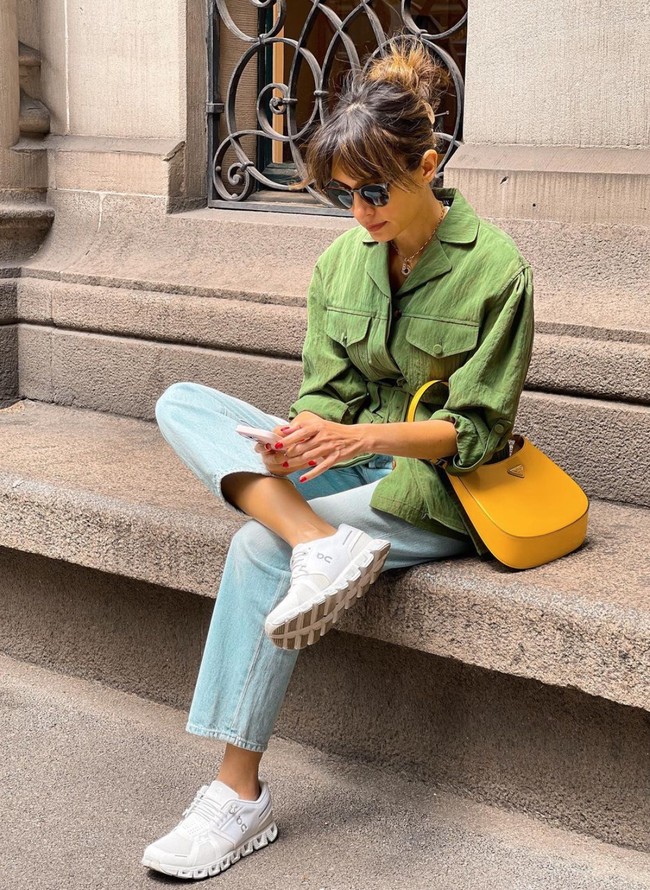 Gaya Bianca Adinegoro juga masih tak kalah dengan anak muda yang berusia jauh di bawahnya. Masih terlihat stylish dan mempesona. Foto: Instagram/@bianca.alinda