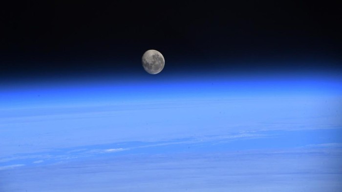 Bulan dari ISS