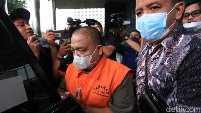 Bupati Nonaktif Langkat Diperiksa Terkait Kepemilikan Satwa Dilindungi Bupati nonaktif Langkat Terbit Rencana Perangin Angin (TRP) diperiksa sebagai tersangka di kasus kepemilikan satwa dilindungi. Ini merupakan kali pertama Terbit diperiksa sebagai tersangka di kasus ini, Kamis, 16/6/2022.