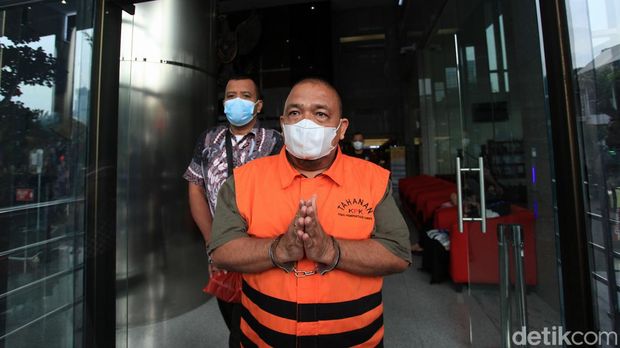 Bupati Nonaktif Langkat Diperiksa Terkait Kepemilikan Satwa Dilindungi Bupati nonaktif Langkat Terbit Rencana Perangin Angin (TRP) diperiksa sebagai tersangka di kasus kepemilikan satwa dilindungi. Ini merupakan kali pertama Terbit diperiksa sebagai tersangka di kasus ini, Kamis, 16/6/2022.
