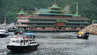 Restoran terapung besar yang dirancang seperti istana kekaisaran China di Pelabuhan Aberdeen terkenal dengan masakan Kanton dan hidangan lautnya. Restoran pernah menjamu Ratu Elizabeth II, Tom Cruise dan lebih dari 30 juta tamu sejak didirikan pada tahun 1976.