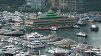 Restoran Terapung Jumbo yang ikonik di Hong Kong, ditarik meninggalkan kota tersebut, Selasa, (14/6/2022). 
