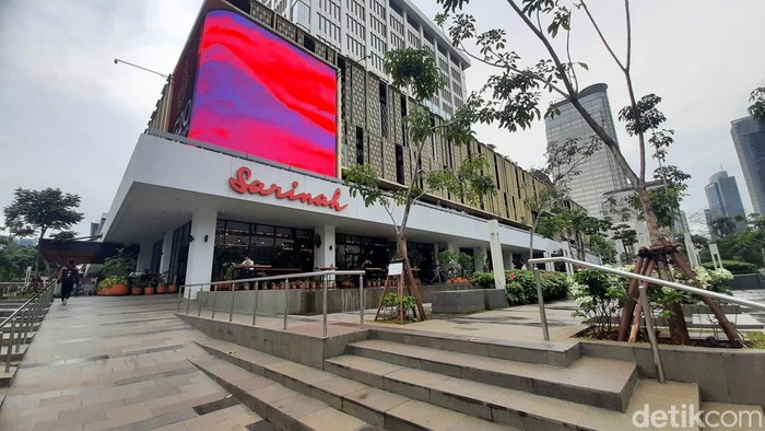 Naik MRT ke Sarinah bisa menjadi pilihan untuk menikmati waktu liburan. Sarinah kini kembali dibuka dengan tampilan gedung lebih modern.