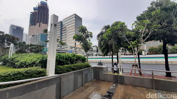 Naik MRT ke Sarinah bisa menjadi pilihan untuk menikmati waktu liburan. Sarinah kini kembali dibuka dengan tampilan gedung lebih modern.