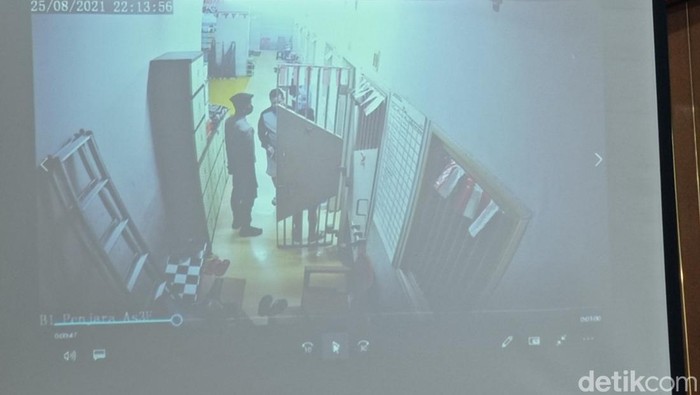 CCTV saat Irjen Napoleon antarkan M Kace ke tahanan (Wilda Hayatun Nufus/detikcom)