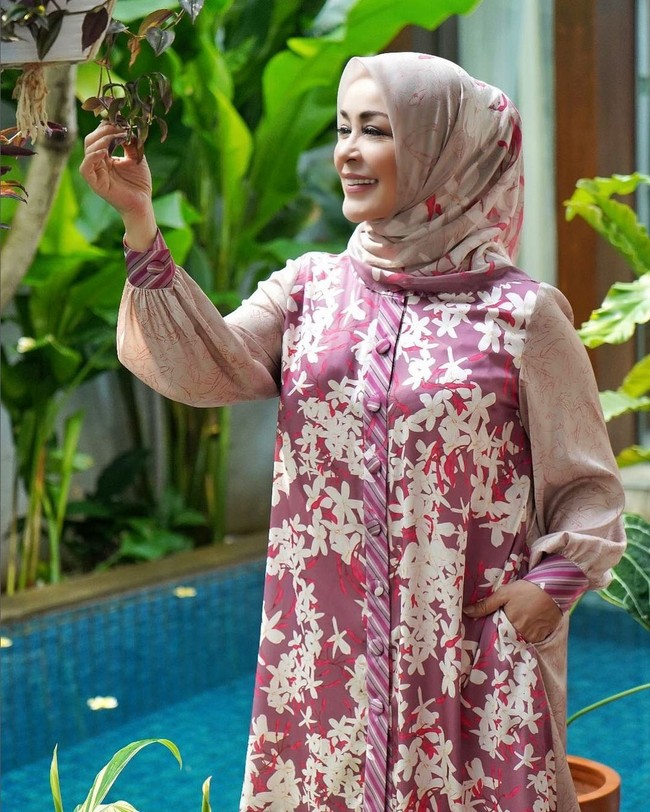 Chintami Atmanagara menjaga gaya hijabnya tetap simpel yang selalu diusahakan senada dengan warna pakaian. Foto: Instagram/@chintamiatmanagara