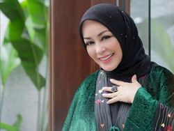 7 Potret Chintami Atmanegara Genap Berusia 60 Tahun, Cantiknya Nggak Luntur