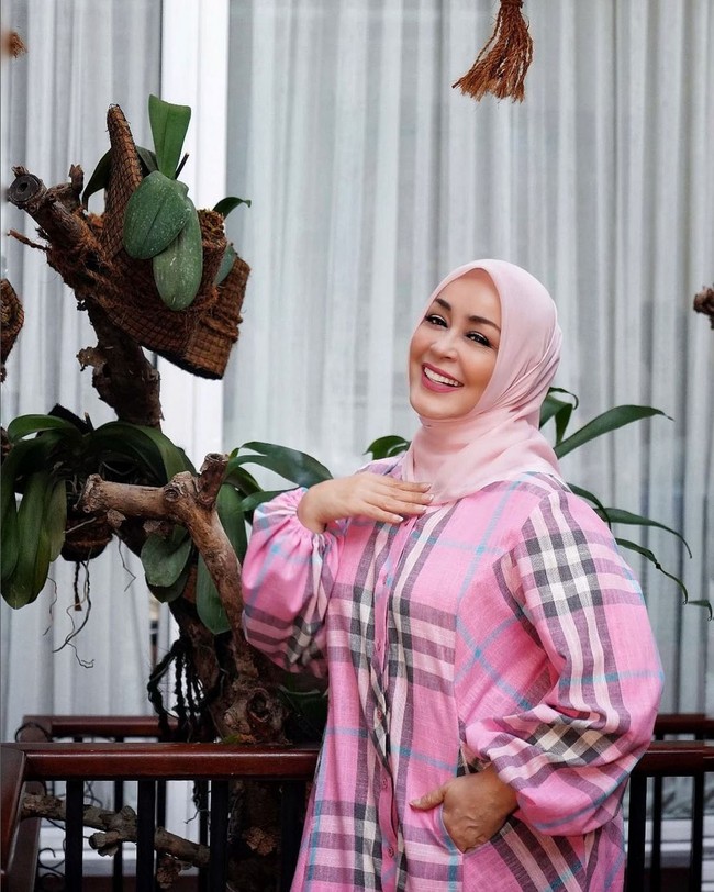 Kini aktris senior ini lebih banyak disibukkan dengan kegiatannya sebagai pengusaha. Ia diketahui memiliki brand fashion baju Muslim dan usaha kuliner minuman yoghurt. Foto: Instagram/@chintamiatmanagara