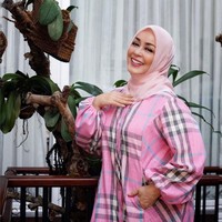 Kini aktris senior ini lebih banyak disibukkan dengan kegiatannya sebagai pengusaha. Ia diketahui memiliki brand fashion baju Muslim dan usaha kuliner minuman yoghurt. Foto: Instagram/@chintamiatmanagara